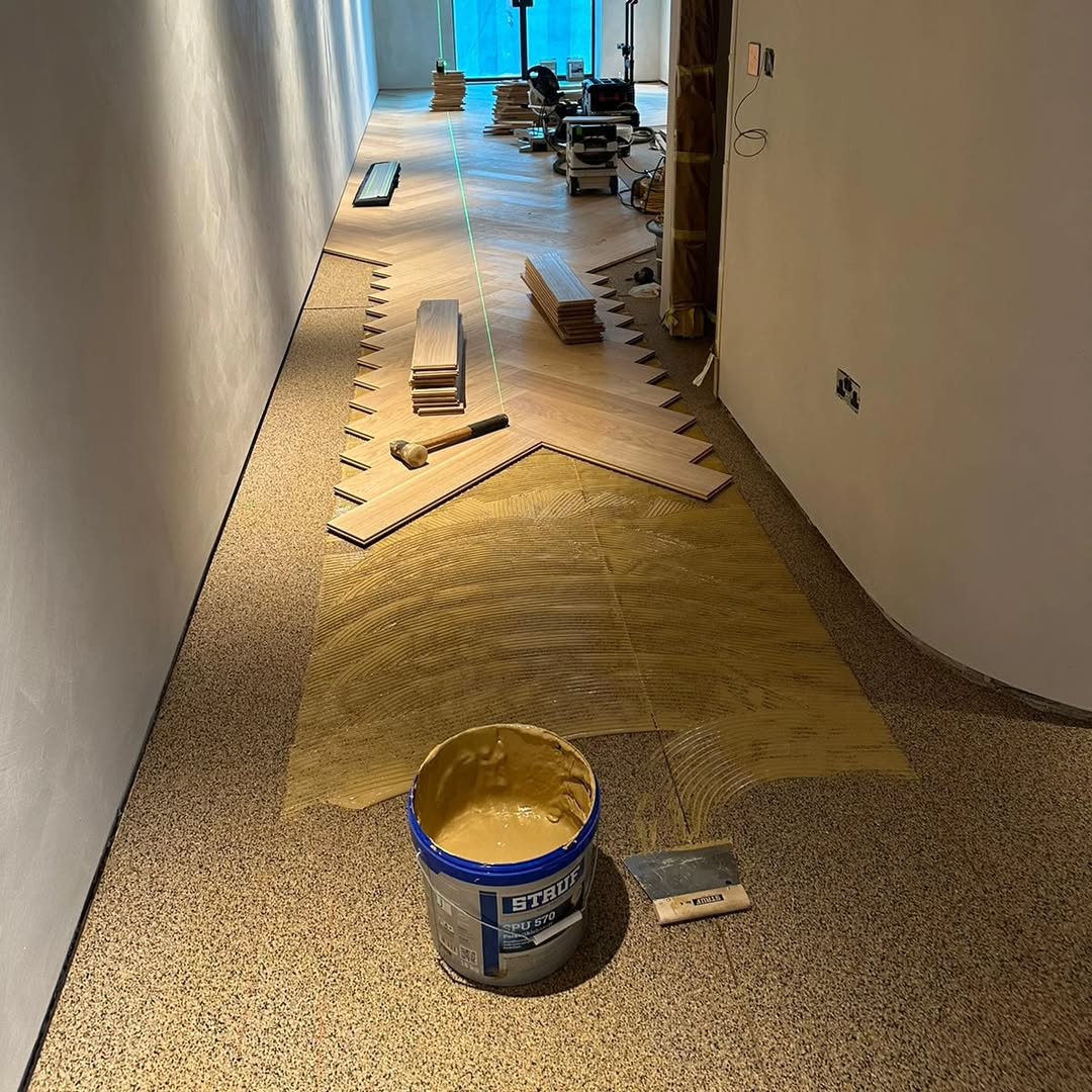 Snapinst.app_439992019_1520173258881443_8004043576988263930_n_1080 (1) Man applying lacquer finish